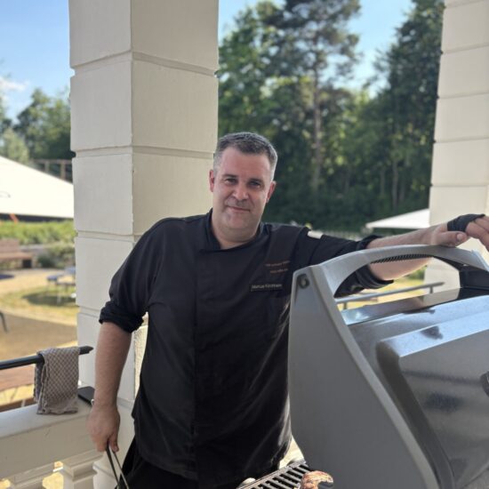 Küchenchef Markus am Grill hinter der Villa Raab