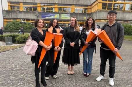 Auszubildende 2025 vor der Schule