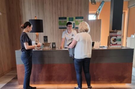 Gäste an der Rezeption